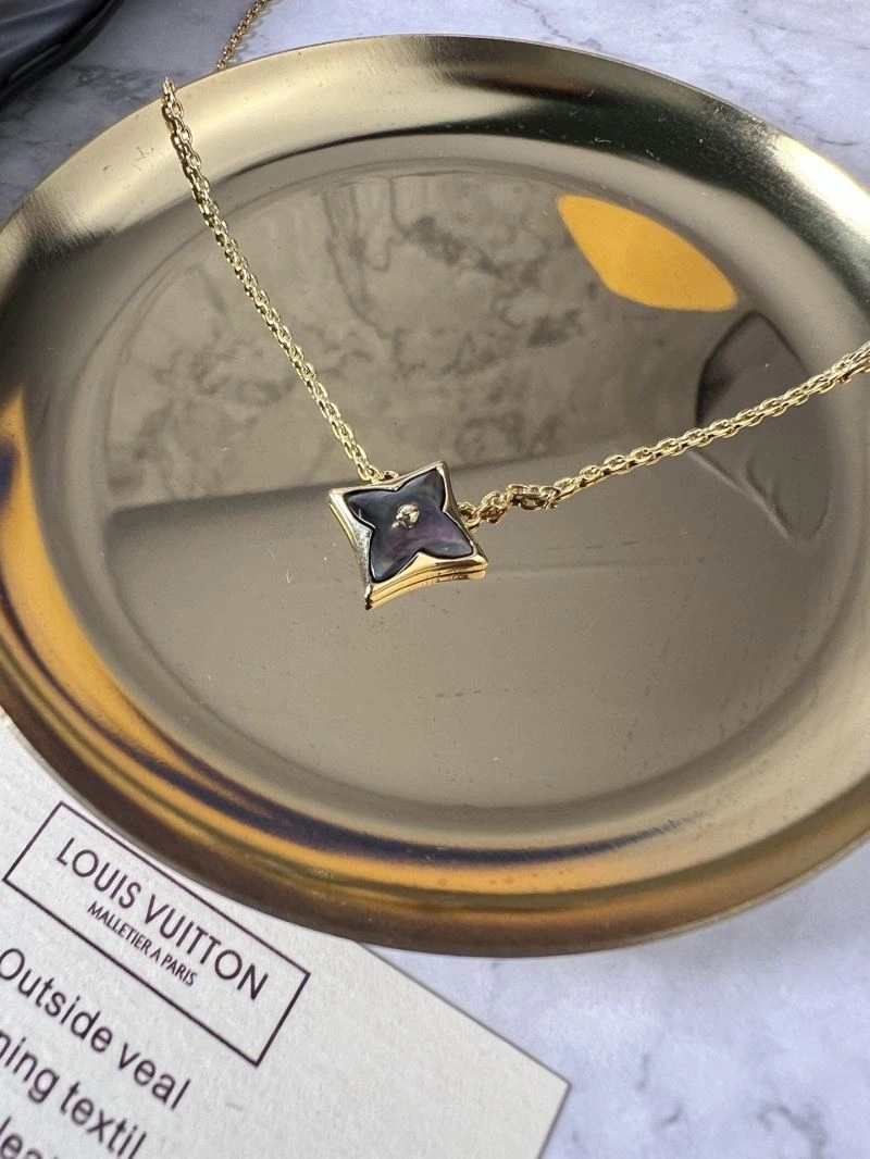 Louis Vuitton Necklaces Effortless 251636