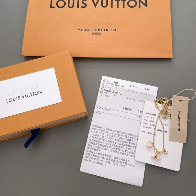 Compact Louis Vuitton Necklaces 251069