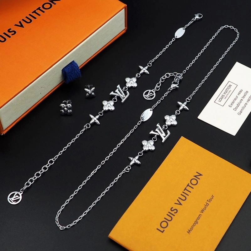Louis Vuitton Necklaces UrbanChic 251061