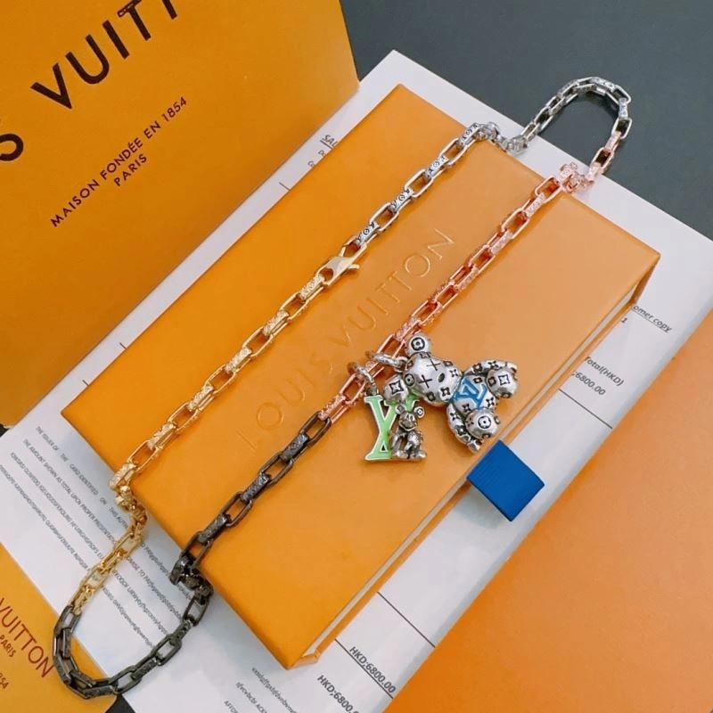 Flexible Louis Vuitton Necklaces 251042