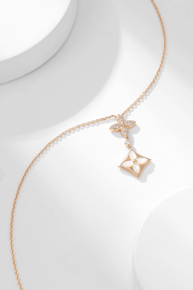 Louis Vuitton Necklaces Trendsetting 251026