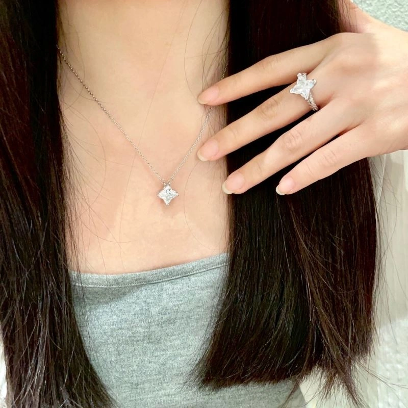 StreetReady Louis Vuitton Necklaces 251025
