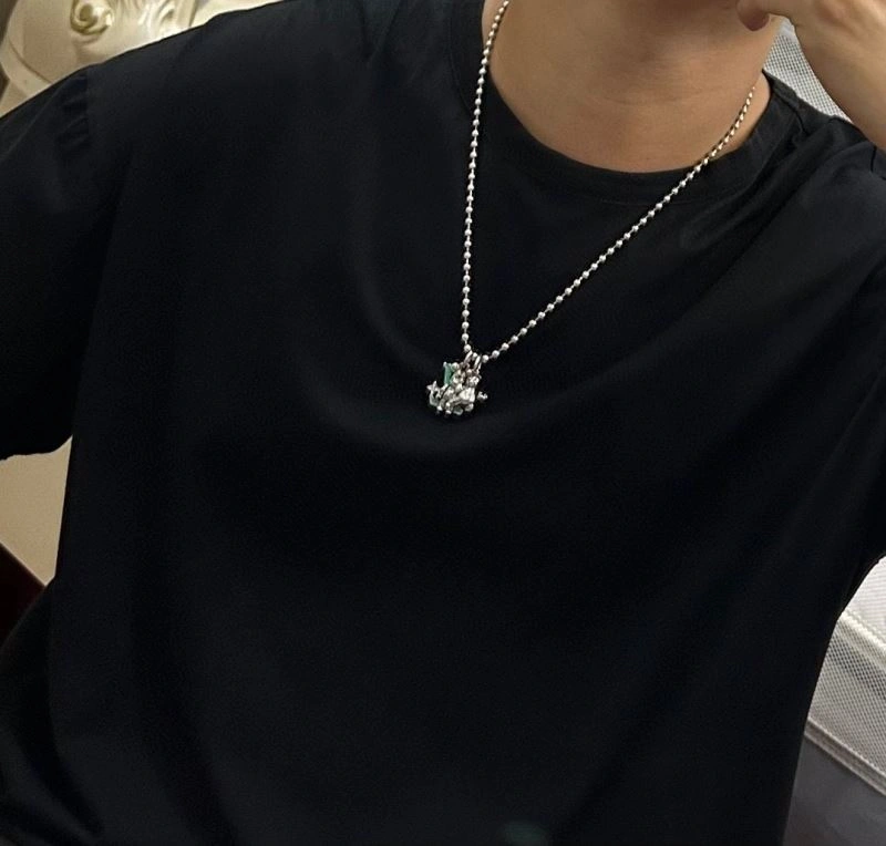 Louis Vuitton Necklaces Practical 250996