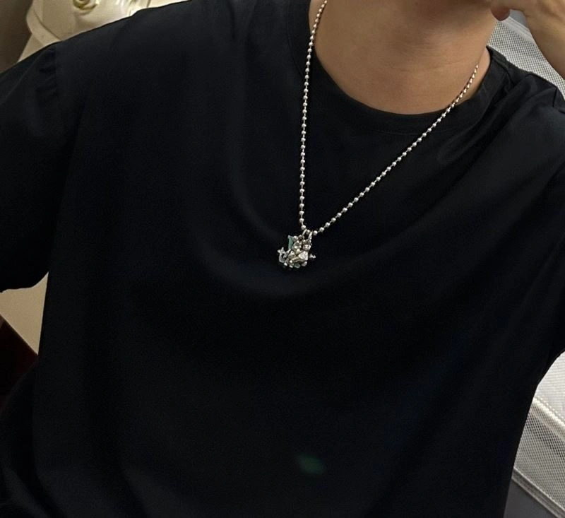 Louis Vuitton Necklaces Practical 250996