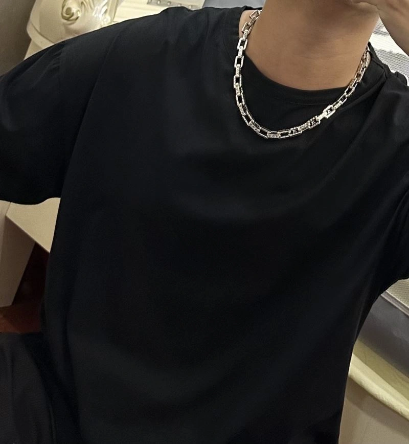 Louis Vuitton Necklaces Practical 251011
