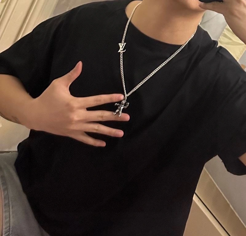 Thermal Louis Vuitton Necklaces 250918
