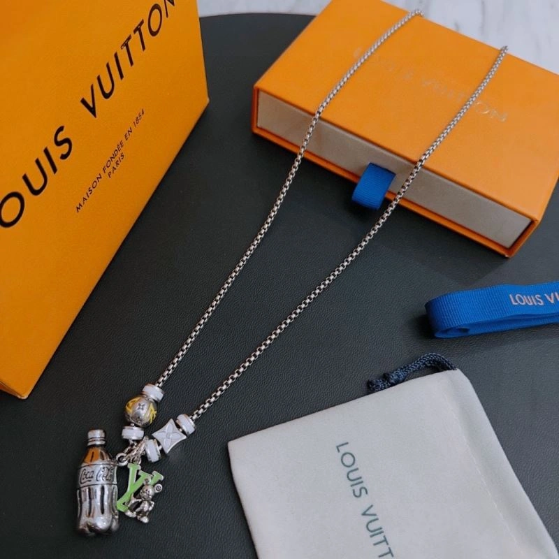 Louis Vuitton Necklaces UrbanChic 250872