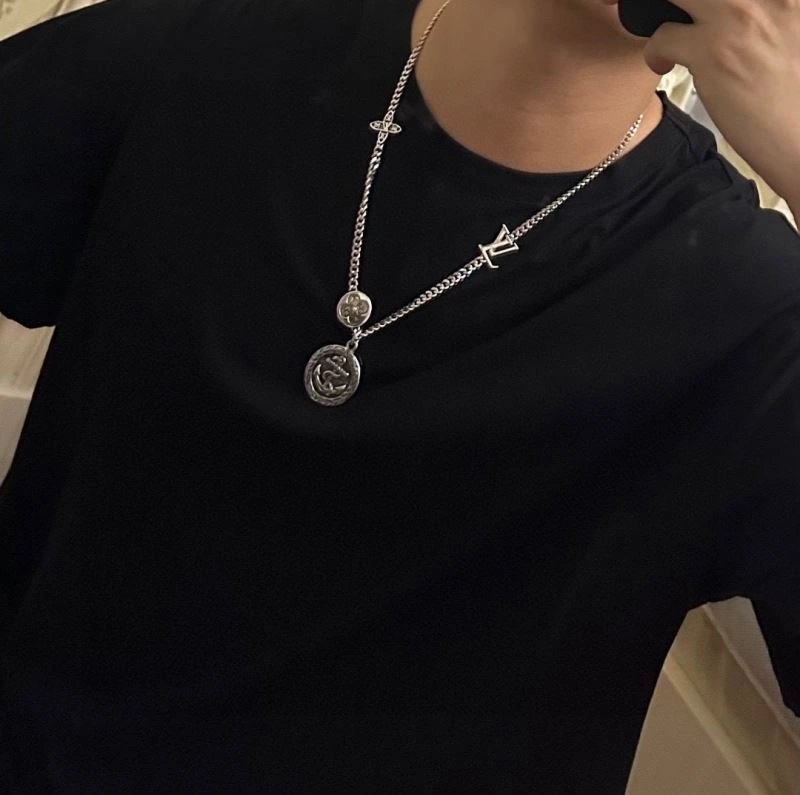 Flexible Louis Vuitton Necklaces 250865