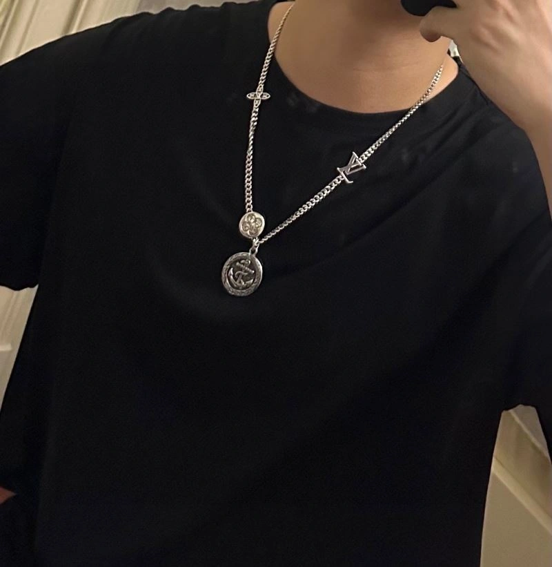 Flexible Louis Vuitton Necklaces 250865