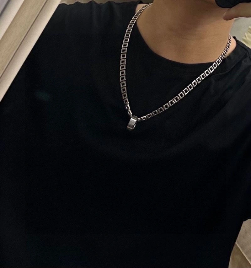 SunProtective Louis Vuitton Necklaces 250878