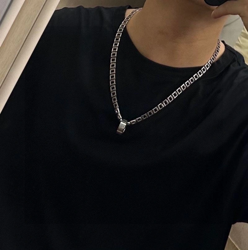 SunProtective Louis Vuitton Necklaces 250878