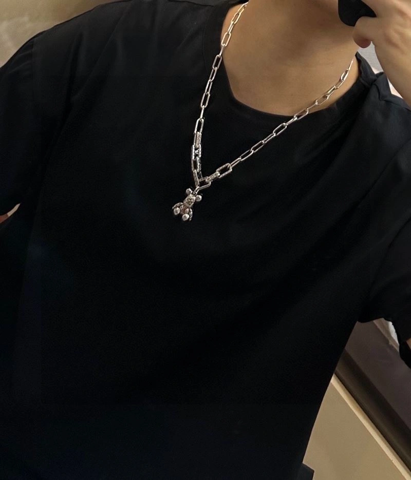 Louis Vuitton Necklaces Breathable 250531