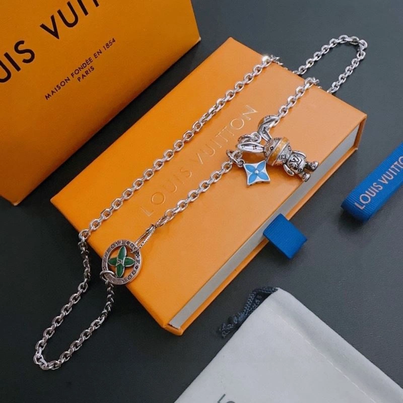 Minimalist Louis Vuitton Necklaces 250555