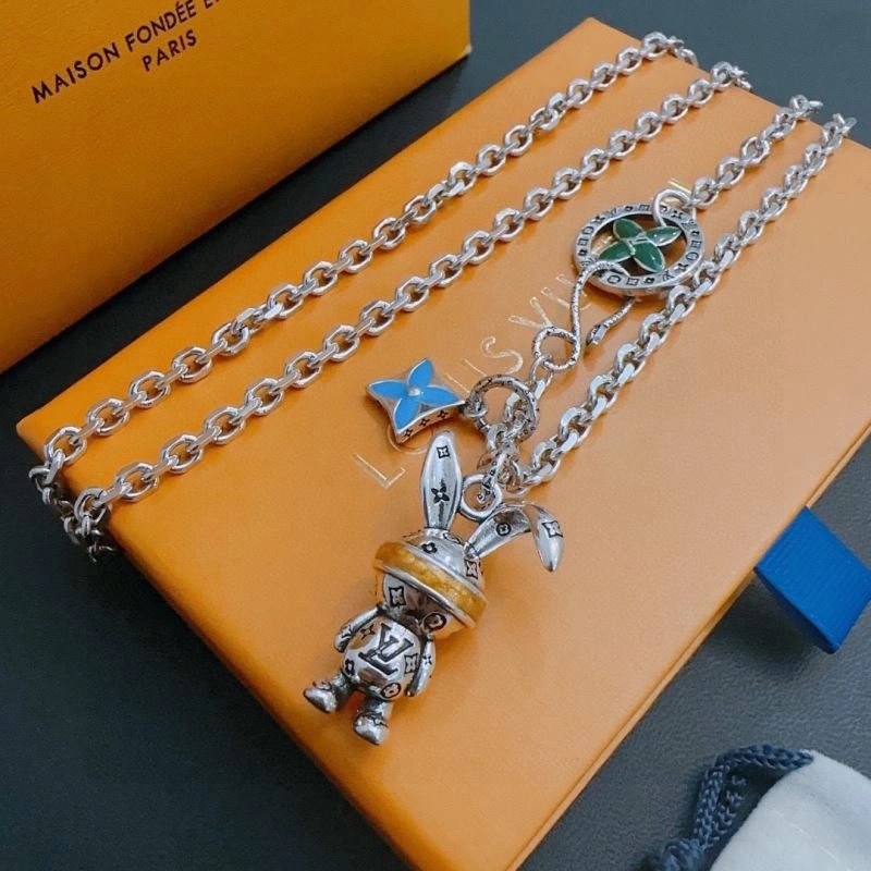 Minimalist Louis Vuitton Necklaces 250555