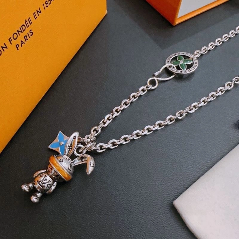 Minimalist Louis Vuitton Necklaces 250555