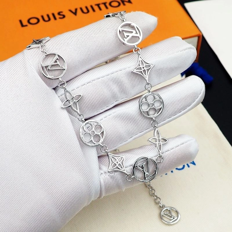 Louis Vuitton Necklaces Sporty 250556