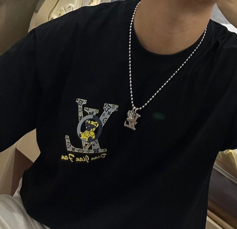 Snug Louis Vuitton Necklaces 250550