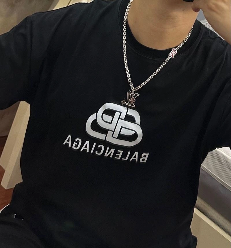 Louis Vuitton Necklaces Refined 250524