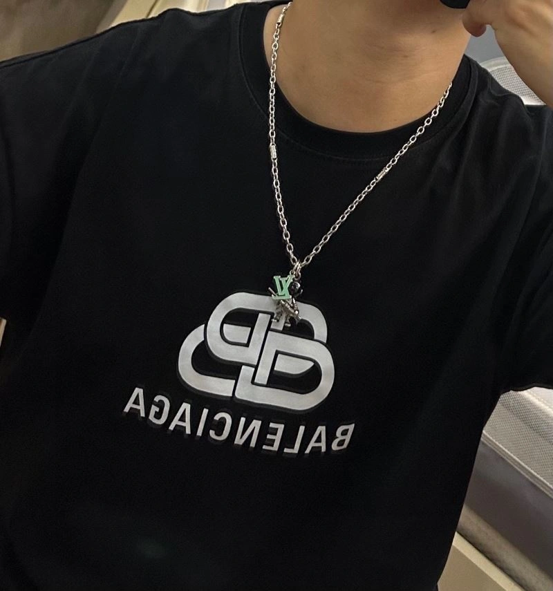 Louis Vuitton Necklaces SmoothTexture 250523