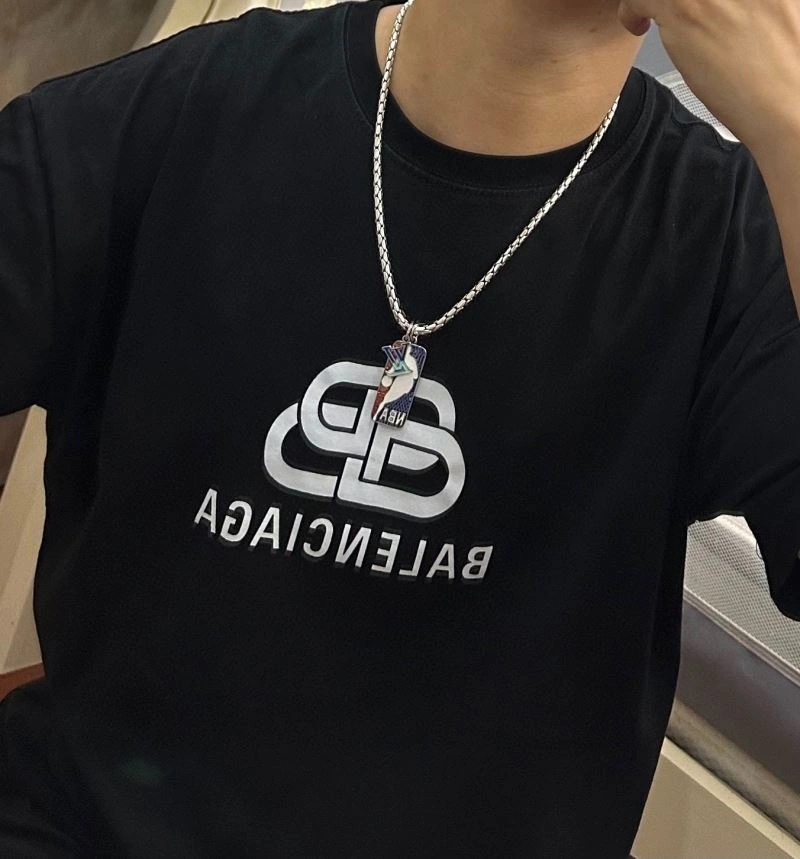 WeatherProof Louis Vuitton Necklaces 250522