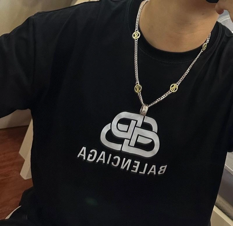 Cozy Louis Vuitton Necklaces 250520