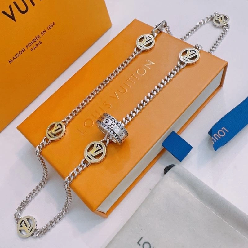 Cozy Louis Vuitton Necklaces 250520