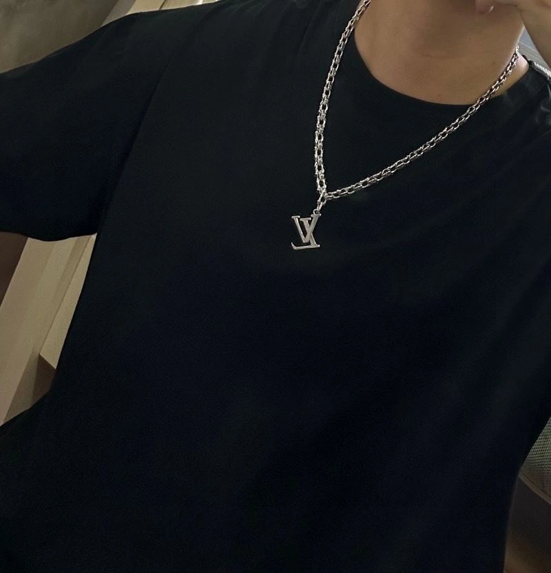Louis Vuitton Necklaces Attractive 250519