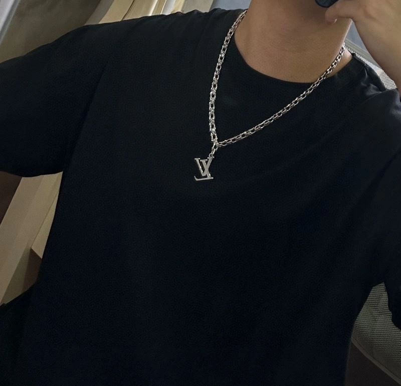 Louis Vuitton Necklaces Attractive 250519
