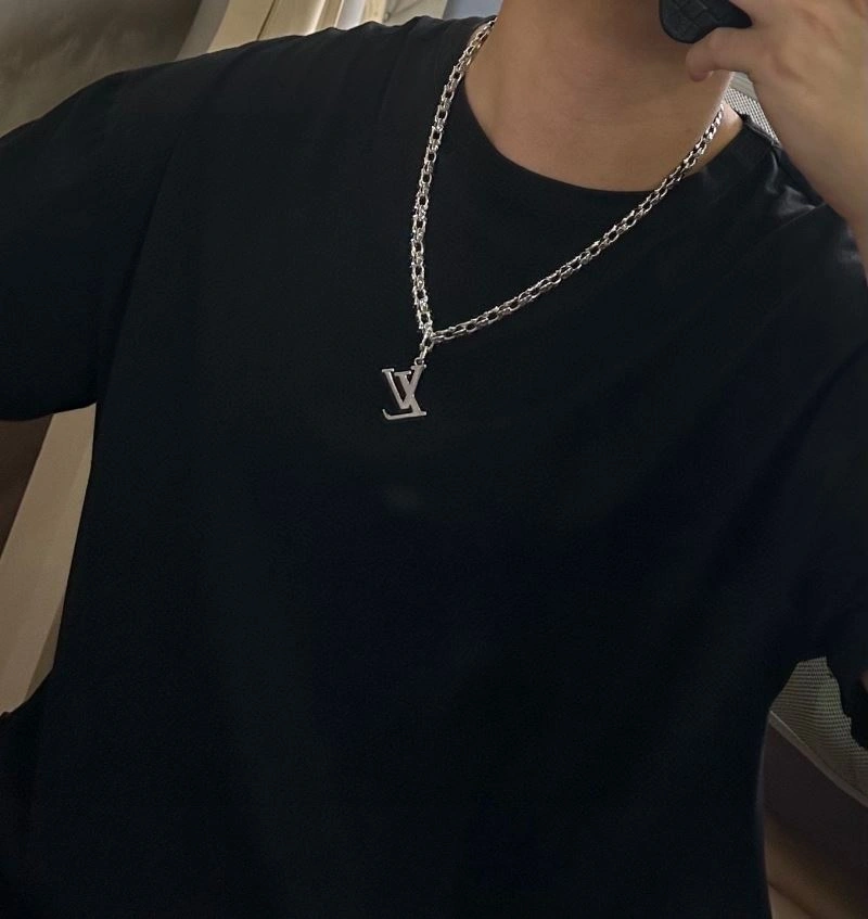Louis Vuitton Necklaces Attractive 250519