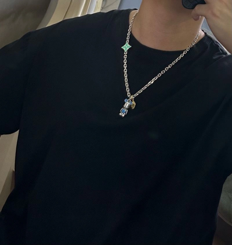 Minimalist Louis Vuitton Necklaces 250500