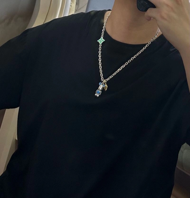 Minimalist Louis Vuitton Necklaces 250500