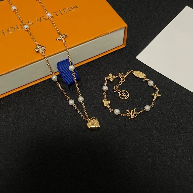 Effortless Louis Vuitton Necklaces 250518