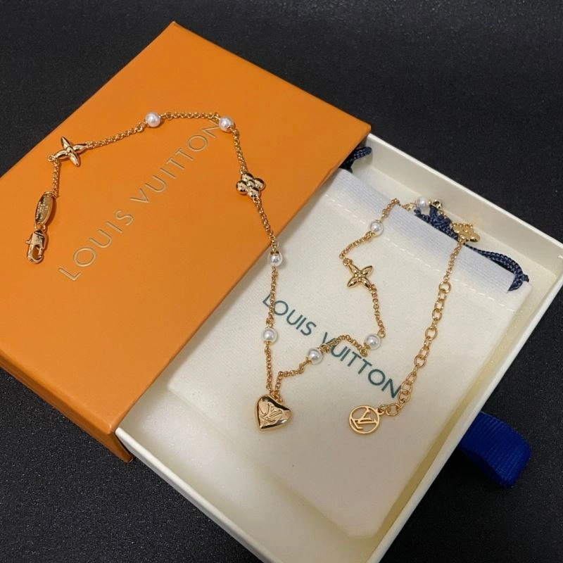 Effortless Louis Vuitton Necklaces 250518