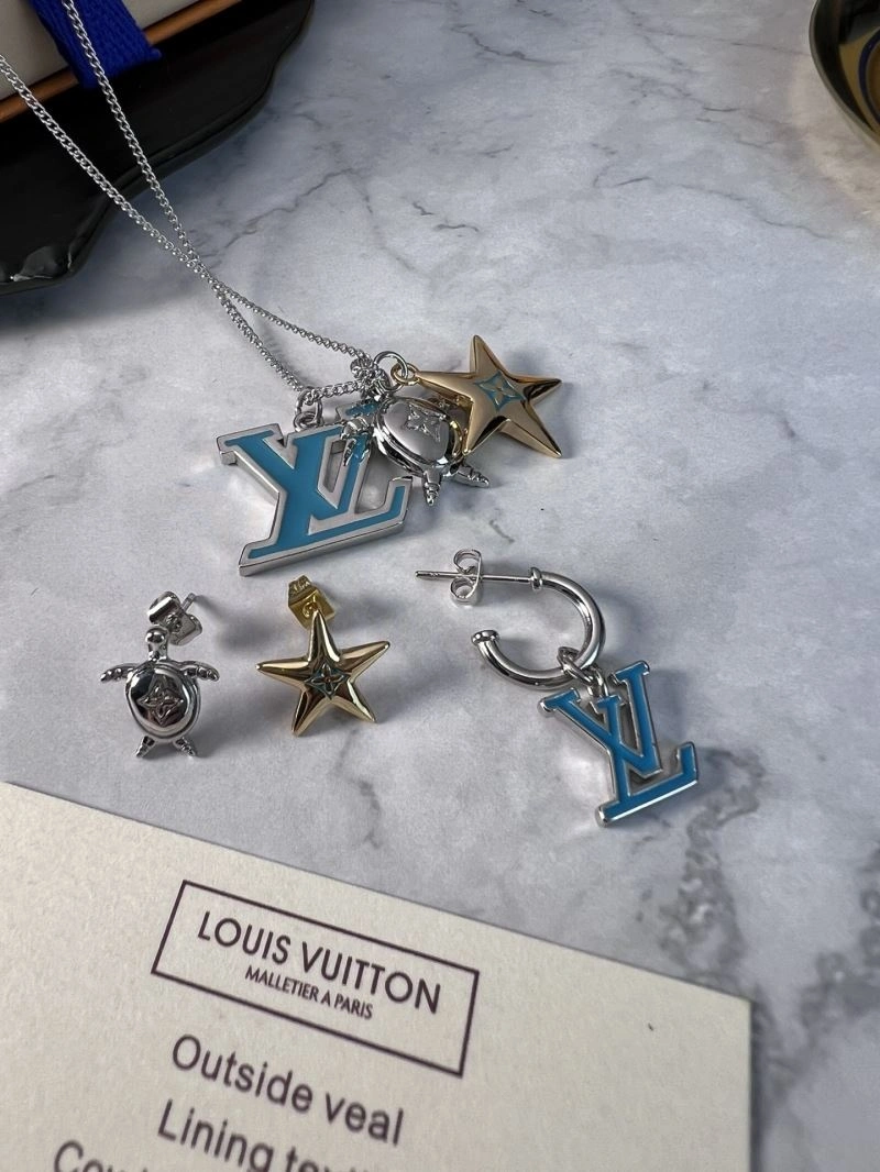 FashionForward Louis Vuitton Necklaces 250509