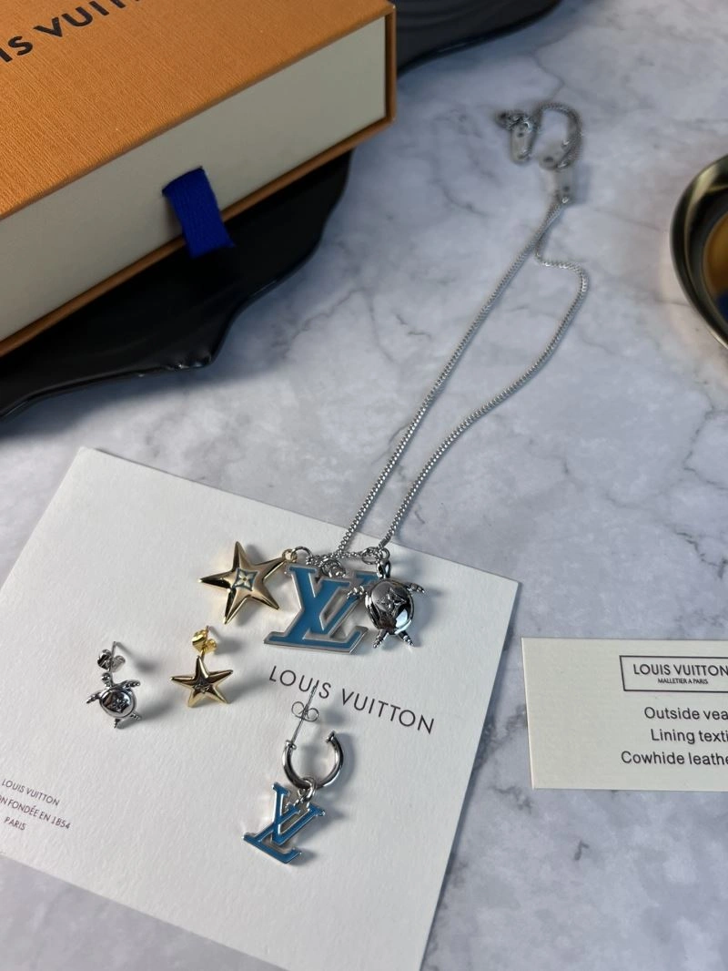 FashionForward Louis Vuitton Necklaces 250509