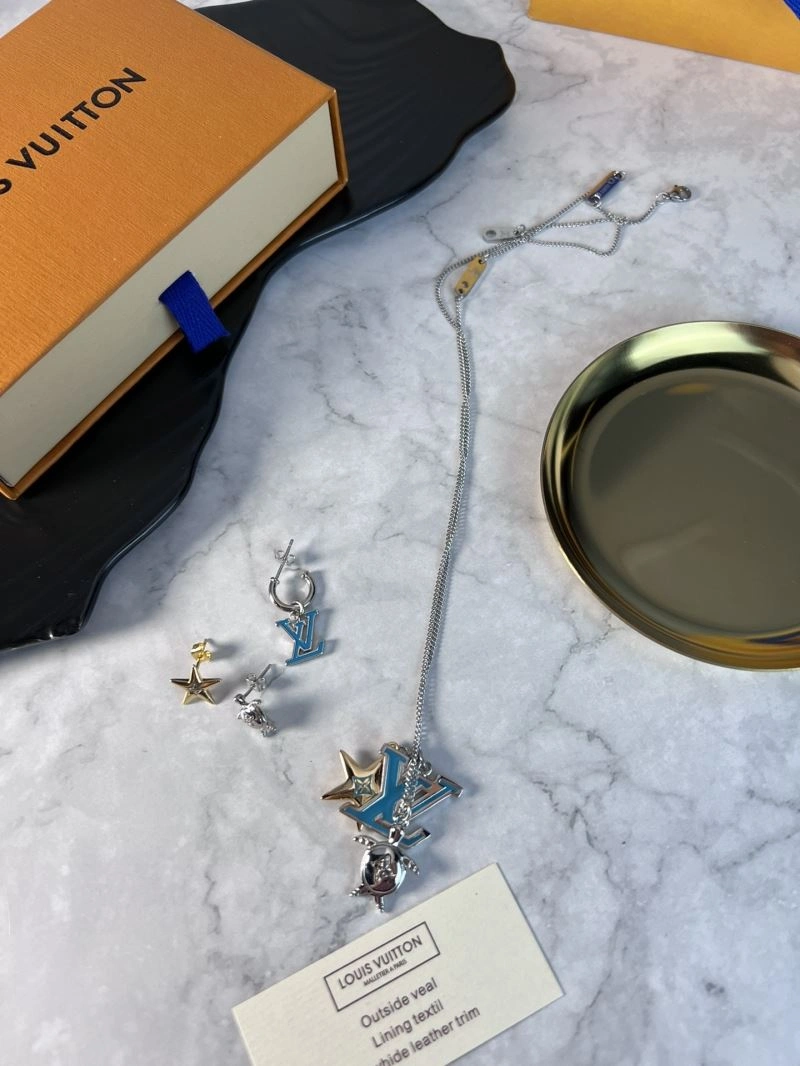FashionForward Louis Vuitton Necklaces 250509