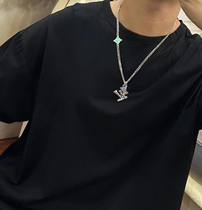 Louis Vuitton Necklaces EyeCatching 250480