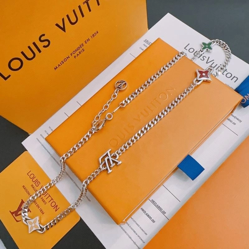 Louis Vuitton Necklaces Practical 250479