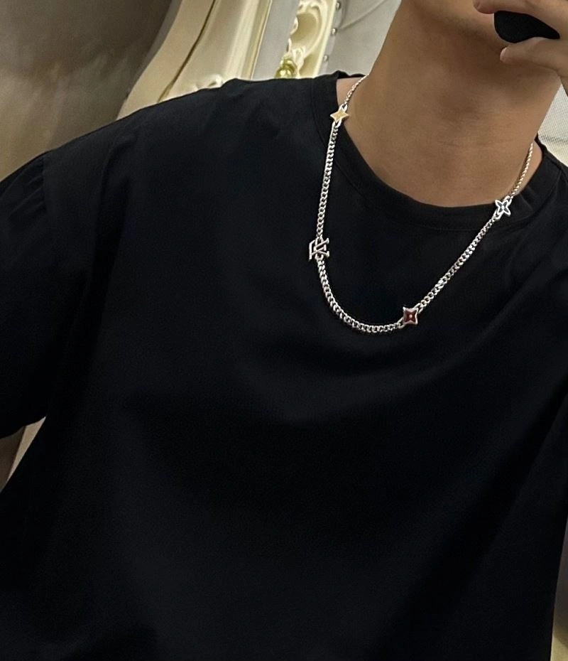 Louis Vuitton Necklaces Practical 250479