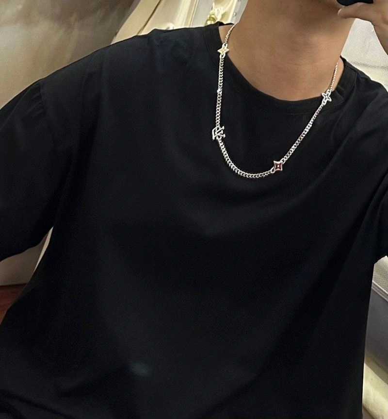 Louis Vuitton Necklaces Practical 250479