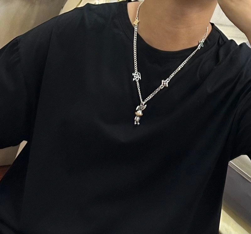 Louis Vuitton Necklaces FashionForward 250454