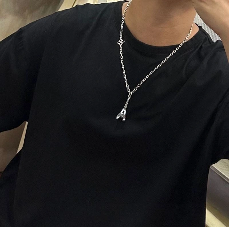Functional Louis Vuitton Necklaces 250465