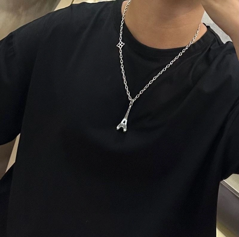 Functional Louis Vuitton Necklaces 250465