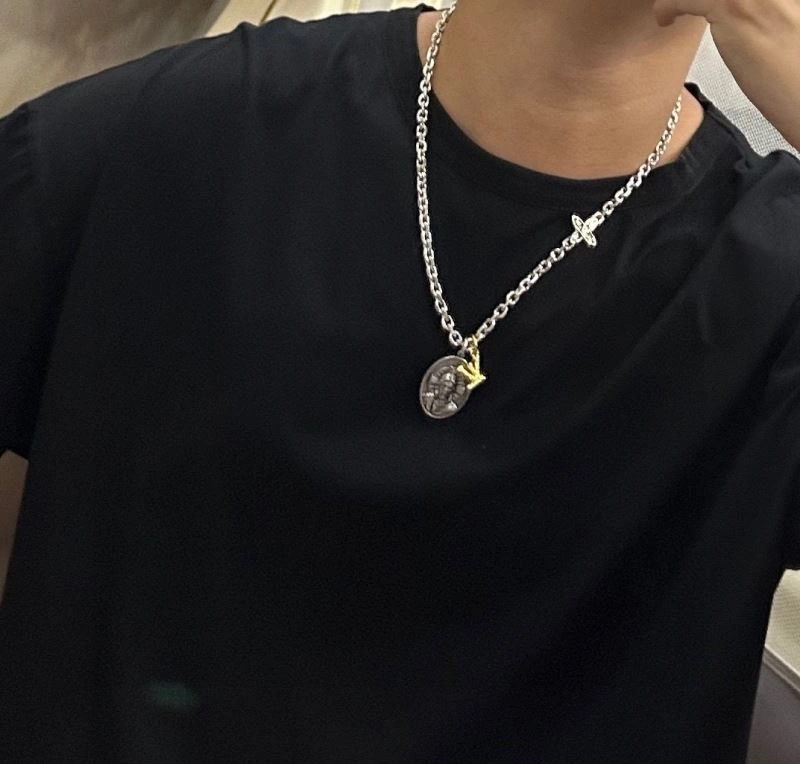 Snug Louis Vuitton Necklaces 250459