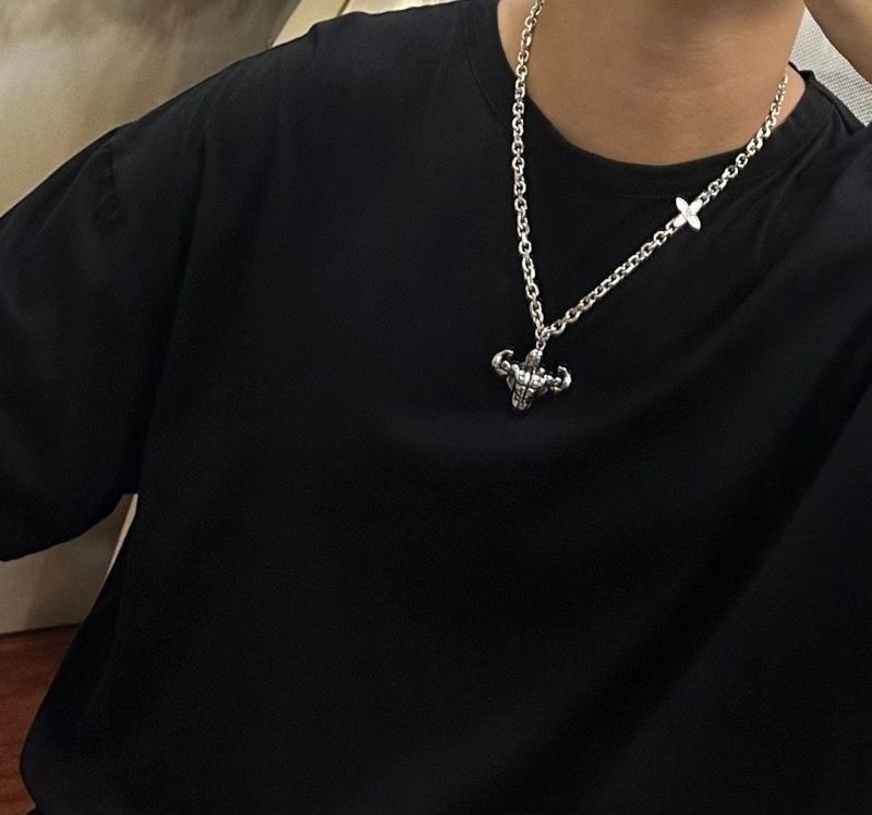 Bold Louis Vuitton Necklaces 250460