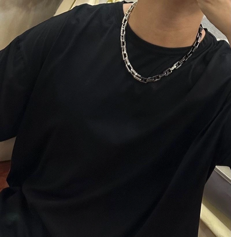Vibrant Louis Vuitton Necklaces 250473