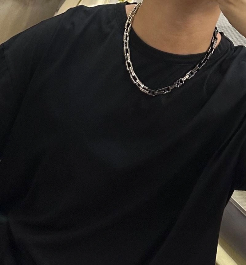 Vibrant Louis Vuitton Necklaces 250473
