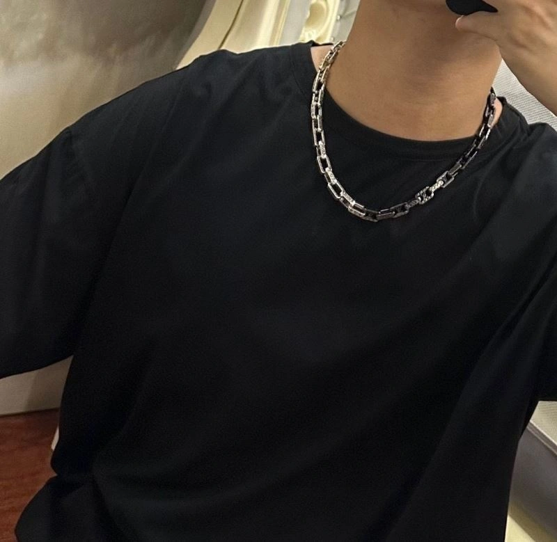 Vibrant Louis Vuitton Necklaces 250473