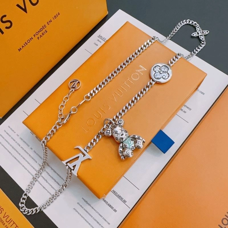Versatile Louis Vuitton Necklaces 250442