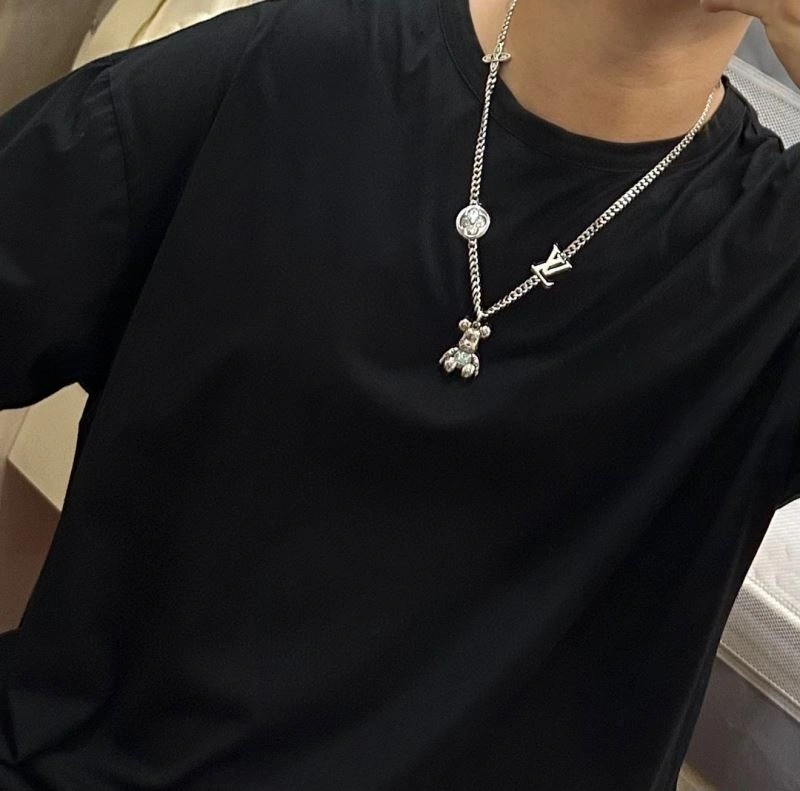 Versatile Louis Vuitton Necklaces 250442